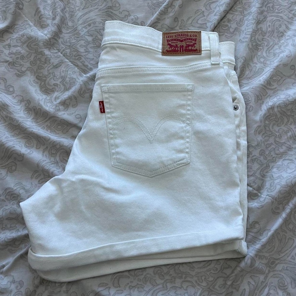 White Levi’s Shorts